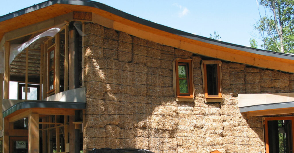 Une maison construite en paille porteuse