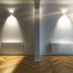 Visuel représentant deux types de radiateurs à eau installés dans un intérieur moderne : à gauche, un radiateur haute température compact et discret ; à droite, un radiateur basse température plus volumineux, en fonctionnement avec une pompe à chaleur. L’image illustre la différence de taille et de technologie entre les deux solutions de chauffage pour souligner leur compatibilité avec les systèmes énergétiques anciens ou modernes.
