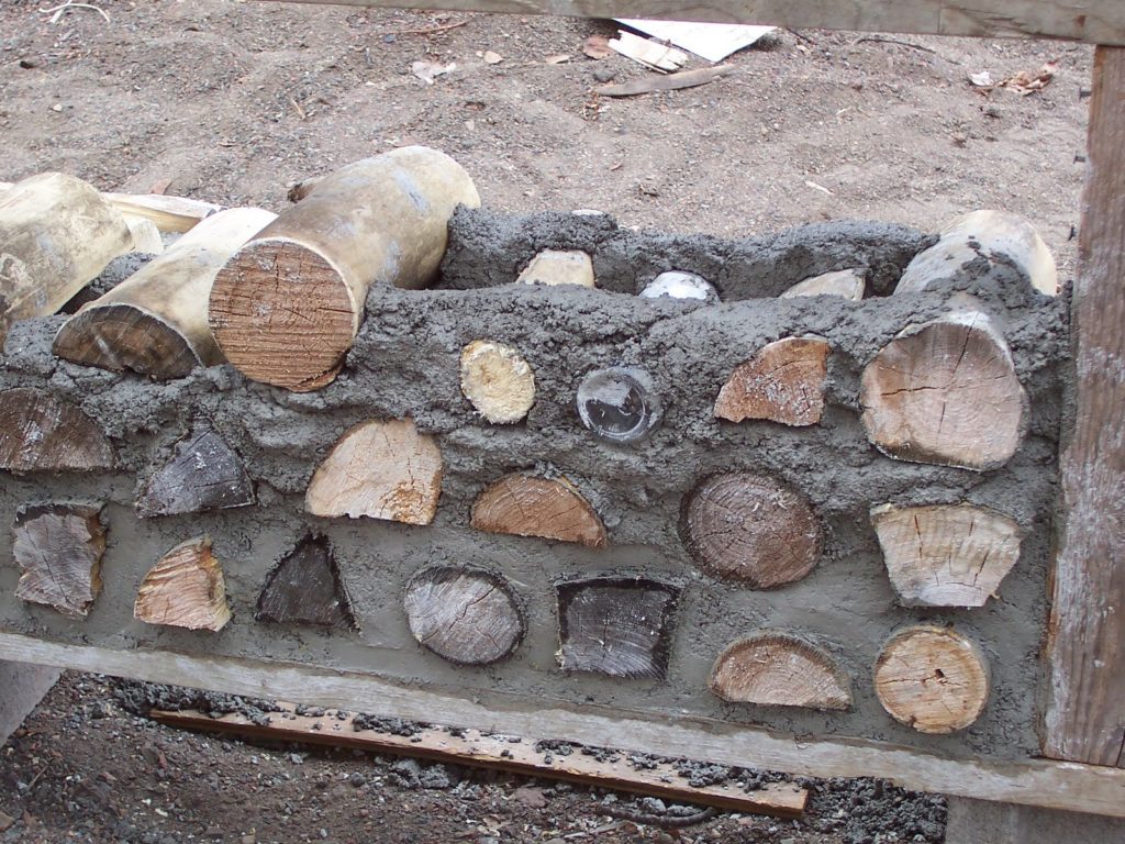 Principales étapes de la construction d'un mur en bois cordé