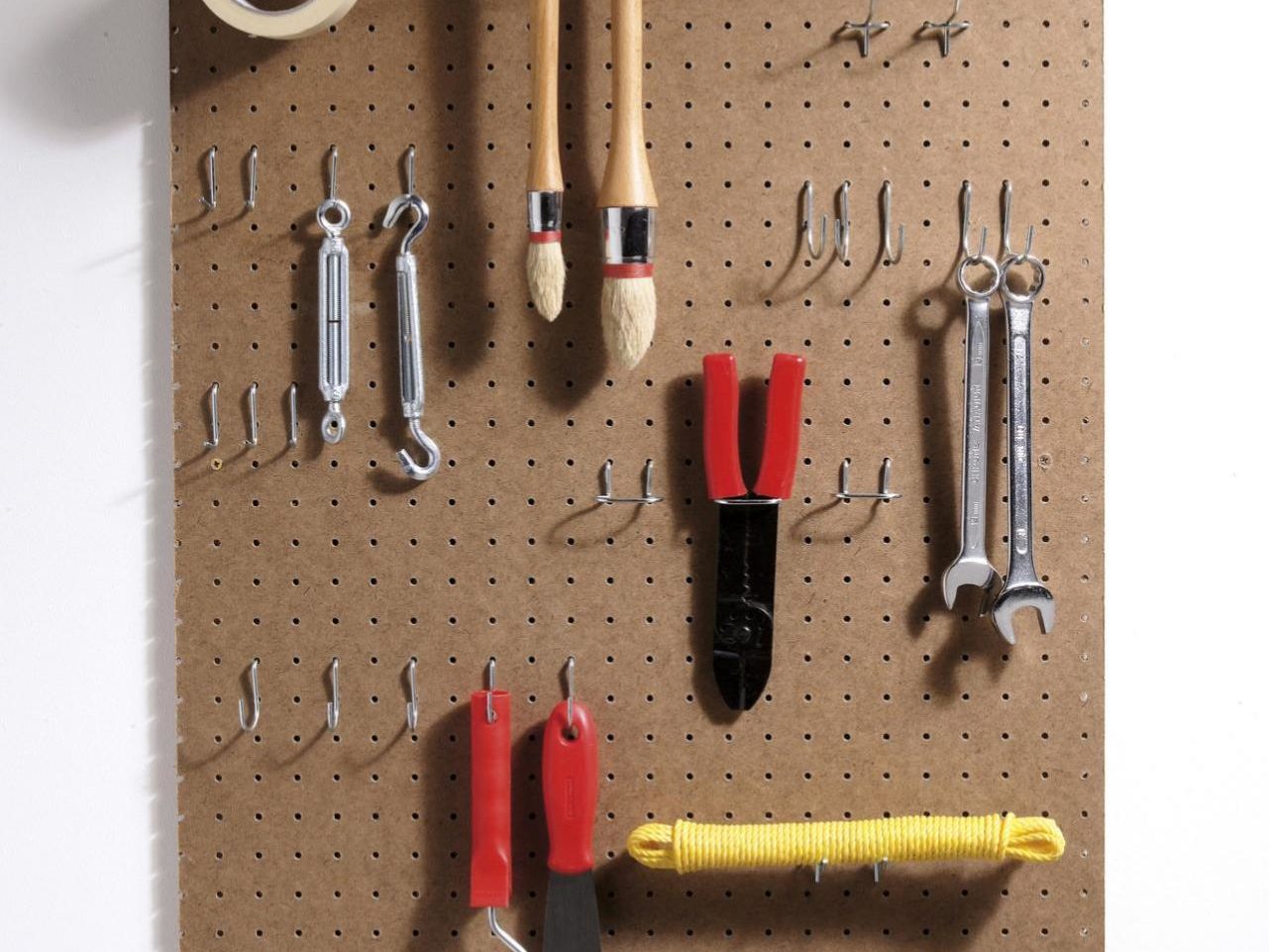 L'isorel peut servir à la conception de meubles - comme ce rangement d'atelier